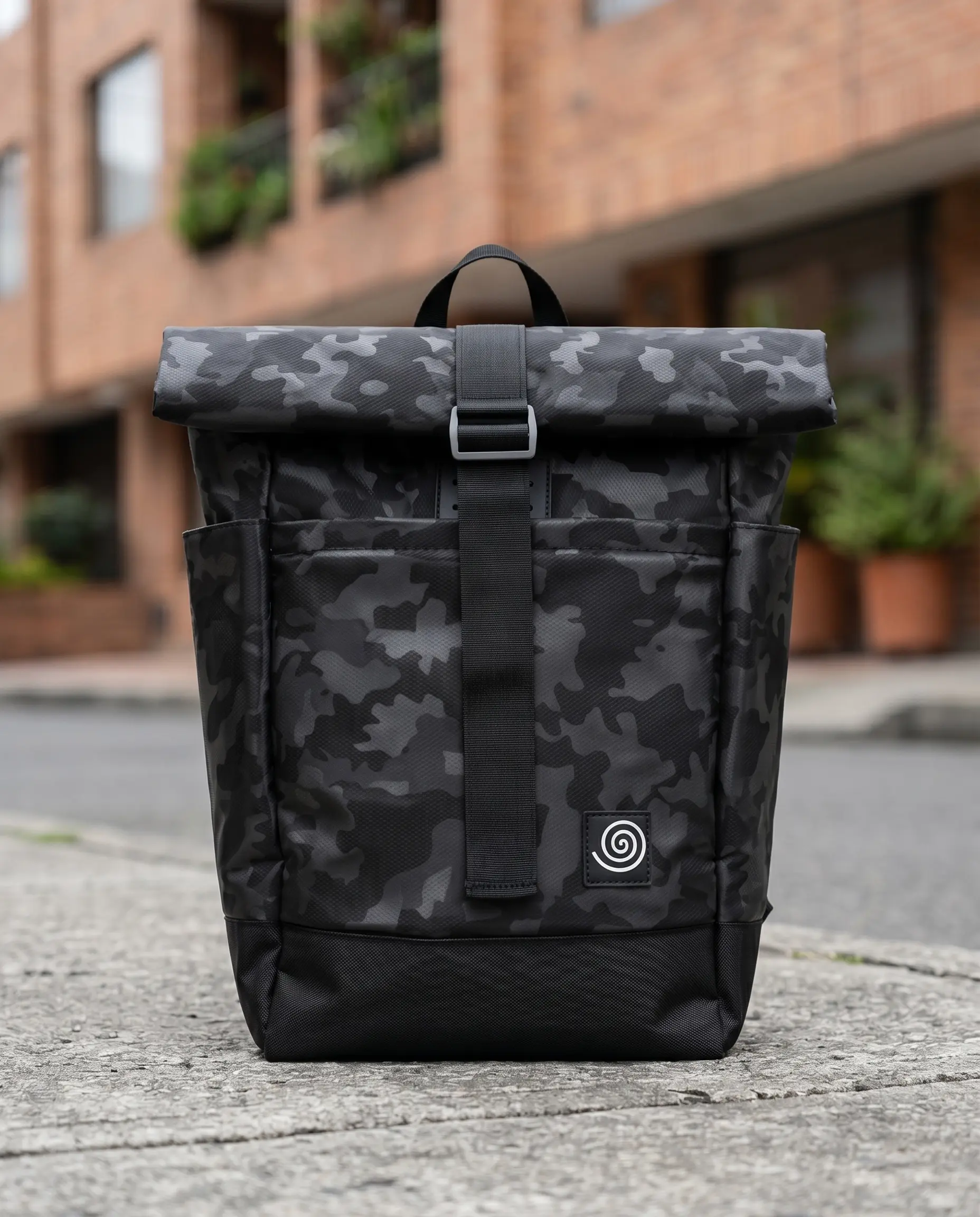Rolltop Lokari Camo Negro Modelo Exterior