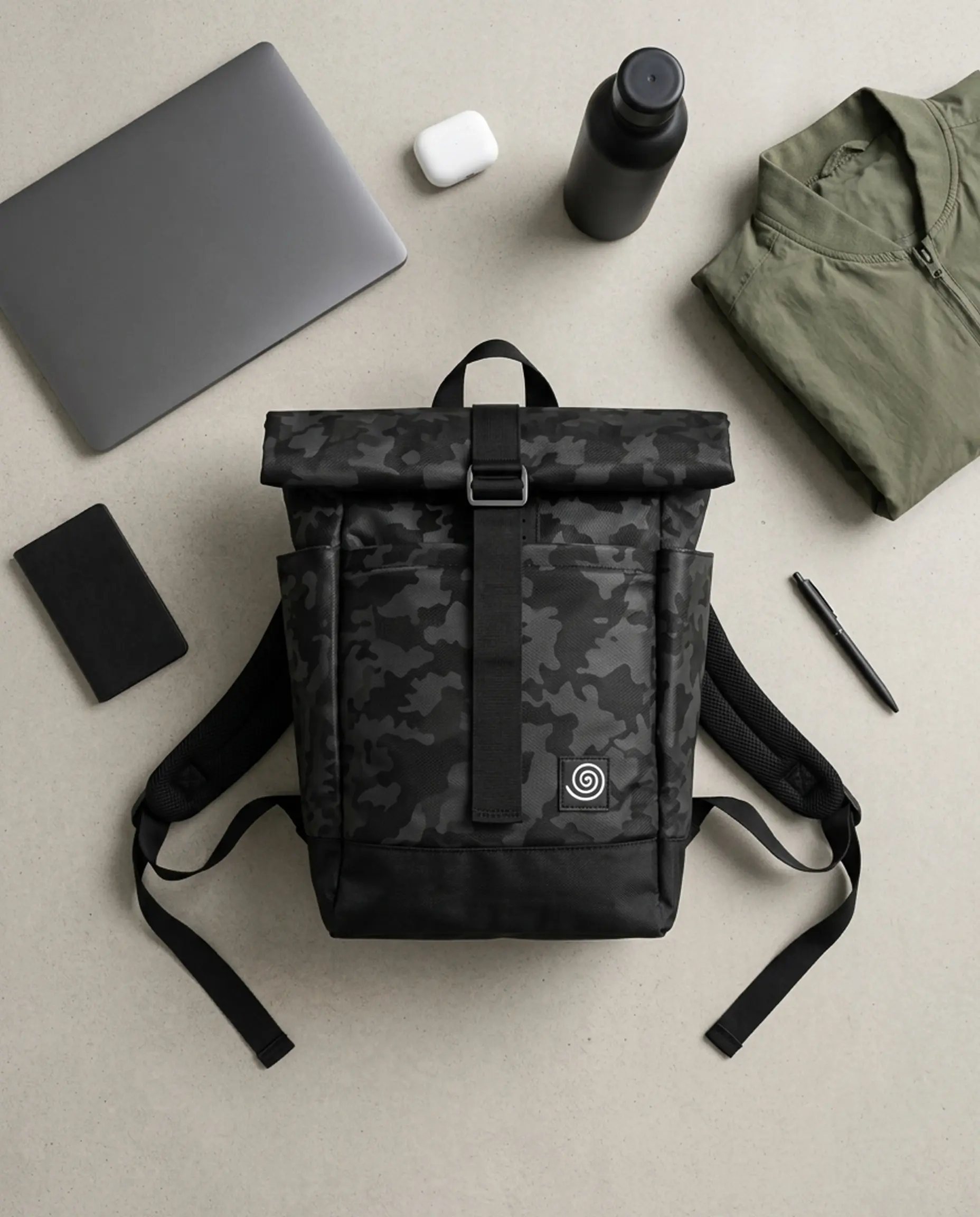 Rolltop Lokari Camo Negro Flatlay